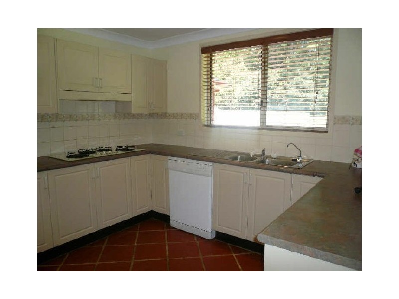 4 McKellar Close, Point Clare NSW 2250