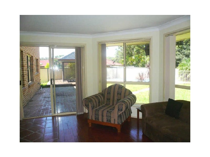 4 McKellar Close, Point Clare NSW 2250