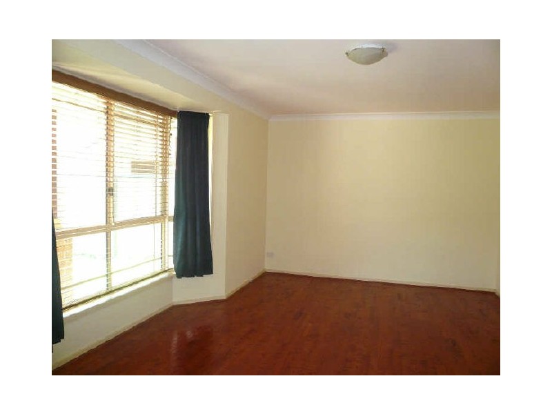 4 McKellar Close, Point Clare NSW 2250