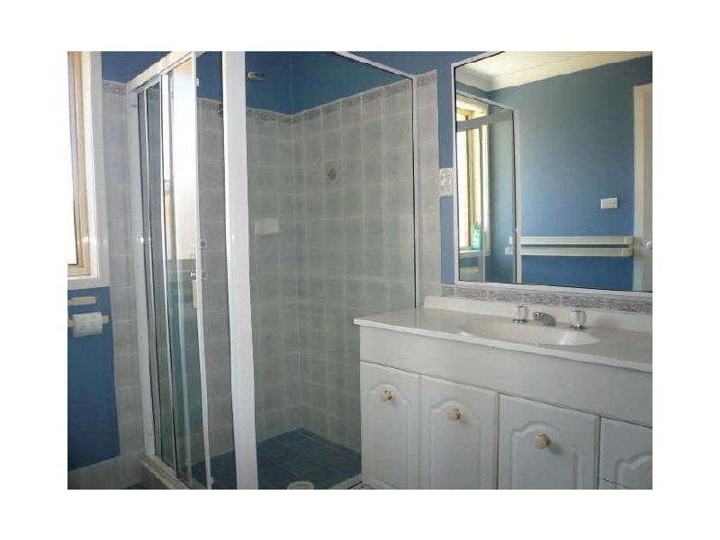 4 McKellar Close, Point Clare NSW 2250