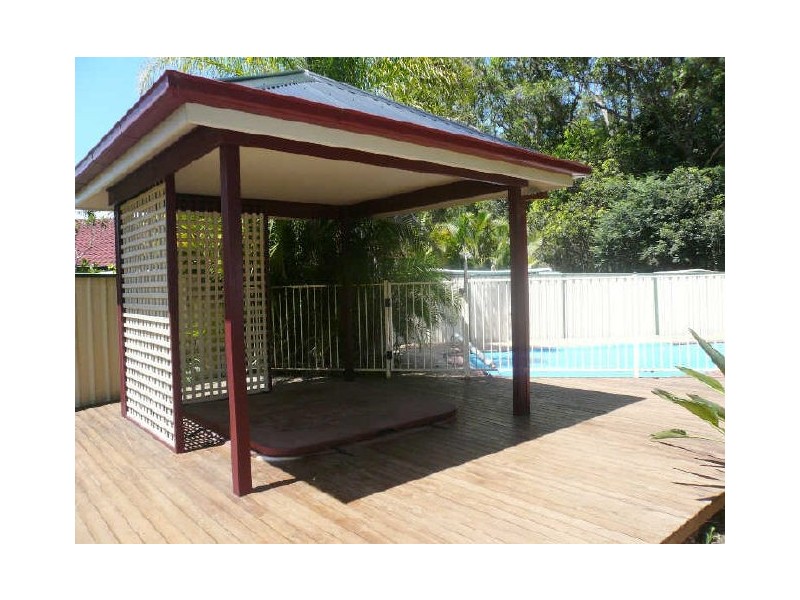 4 McKellar Close, Point Clare NSW 2250