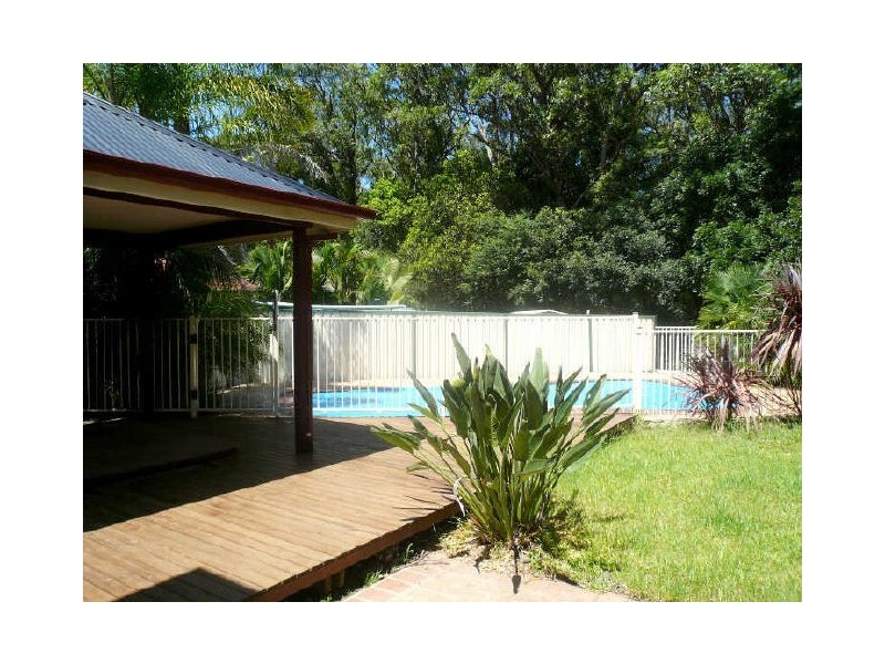 4 McKellar Close, Point Clare NSW 2250