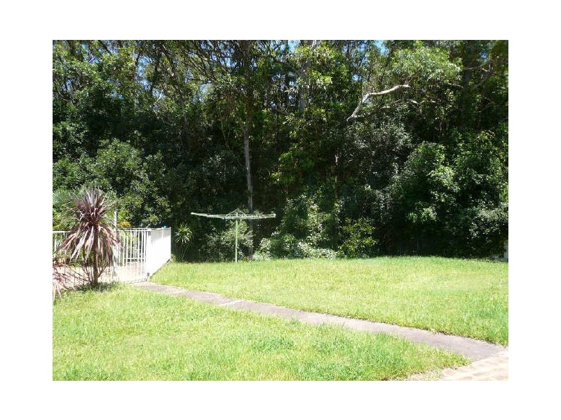 4 McKellar Close, Point Clare NSW 2250