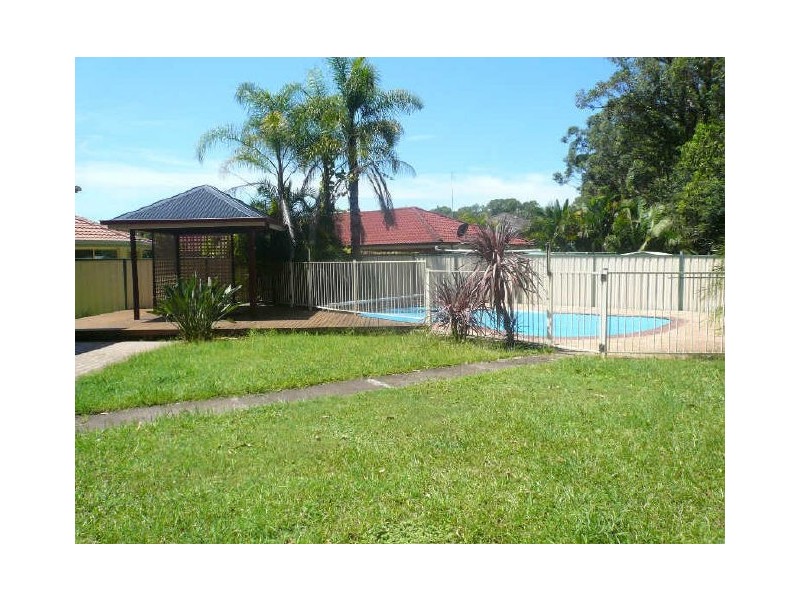 4 McKellar Close, Point Clare NSW 2250