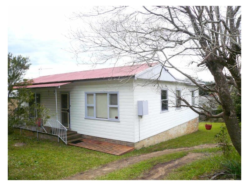 8 Matthews Parade, Point Clare NSW 2250