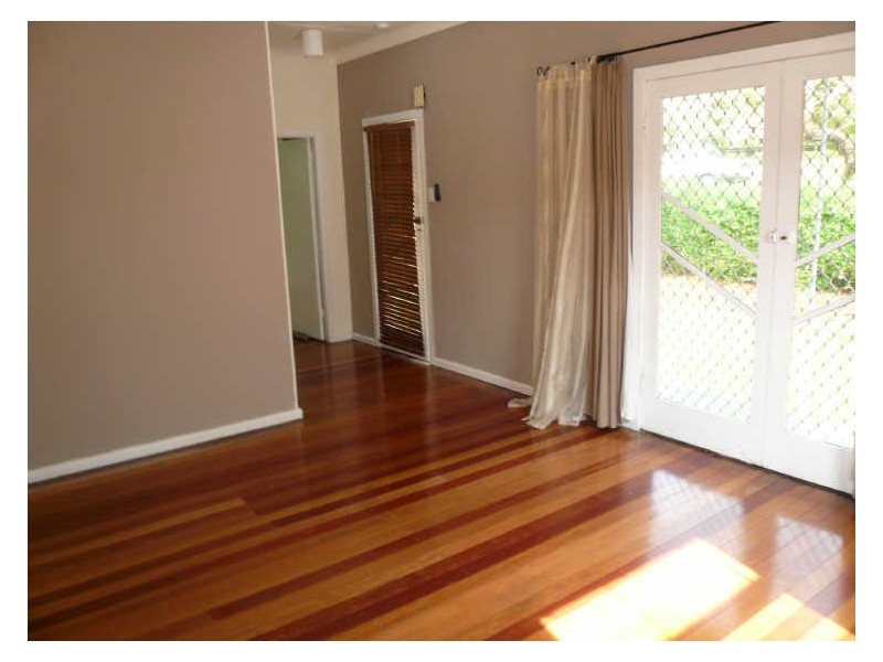 8 Matthews Parade, Point Clare NSW 2250