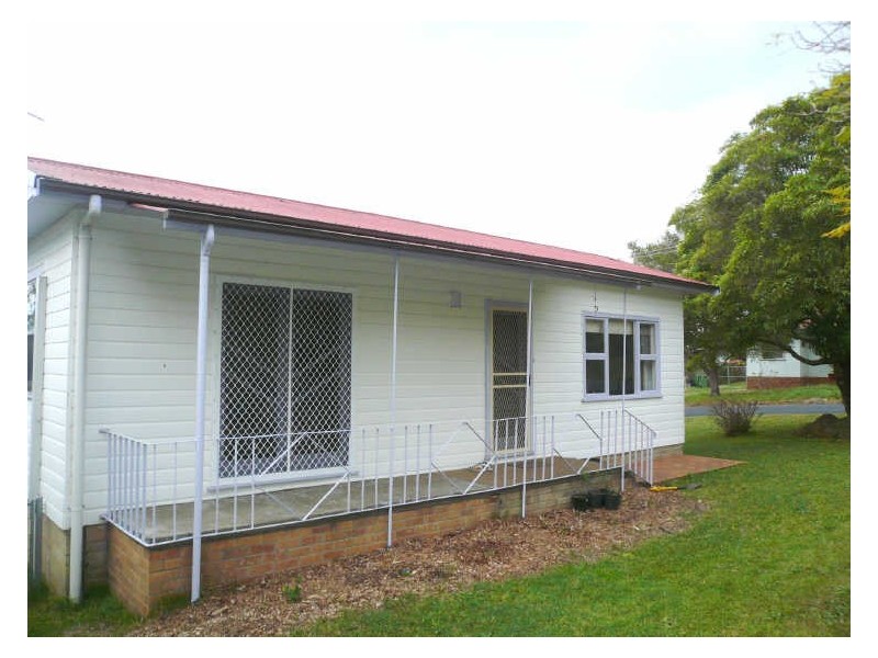 8 Matthews Parade, Point Clare NSW 2250