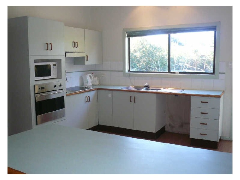 1 Matthews Parade, Point Clare NSW 2250