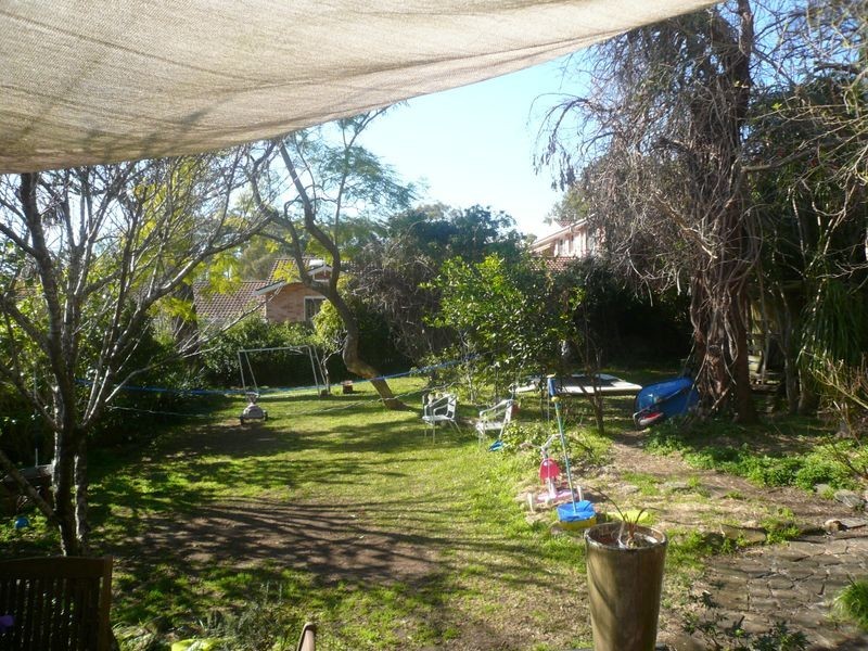 8 Sunnyside Ave, Point Clare NSW 2250