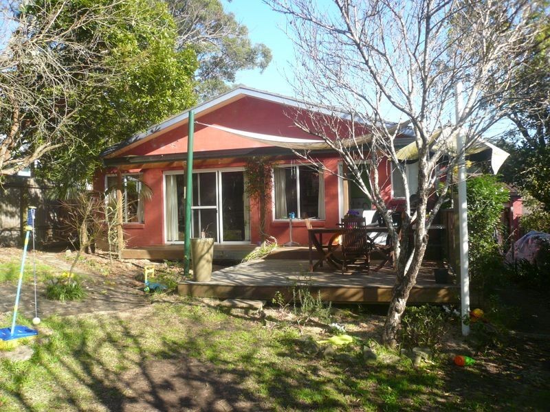 8 Sunnyside Ave, Point Clare NSW 2250