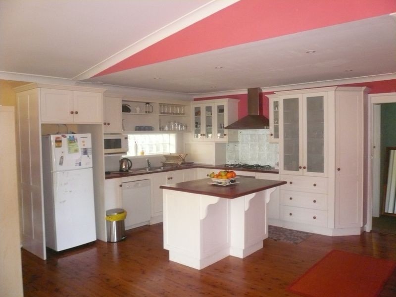8 Sunnyside Ave, Point Clare NSW 2250