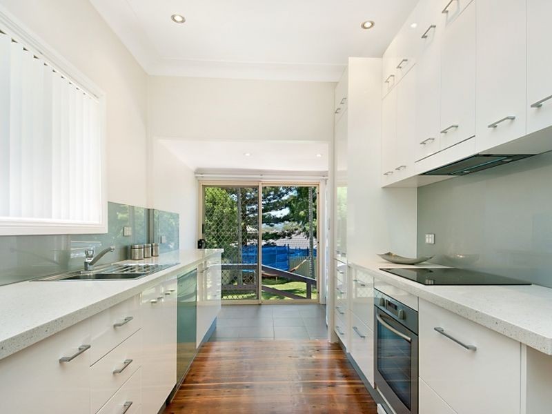 6 Nioka Avenue, Point Clare NSW 2250