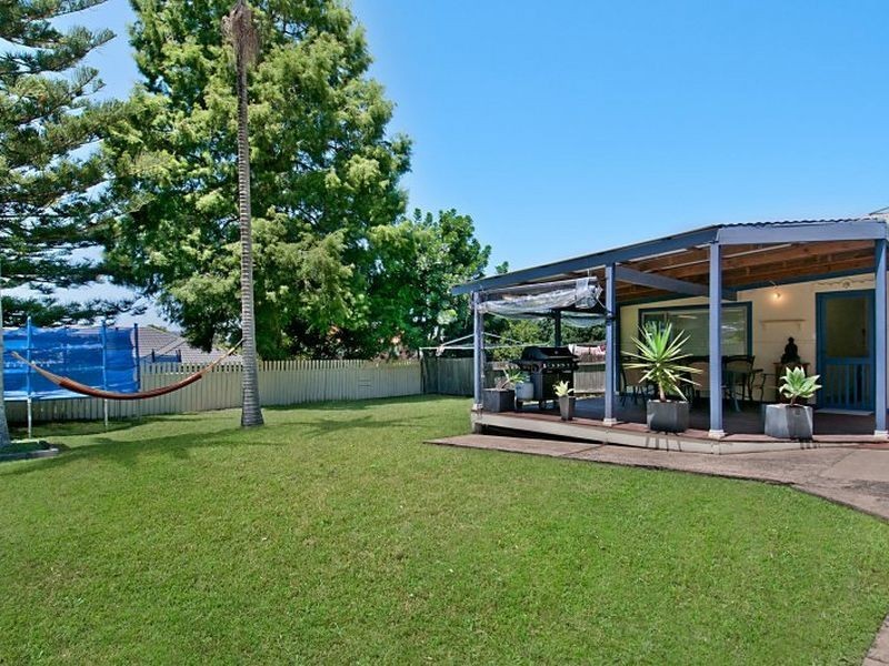 6 Nioka Avenue, Point Clare NSW 2250