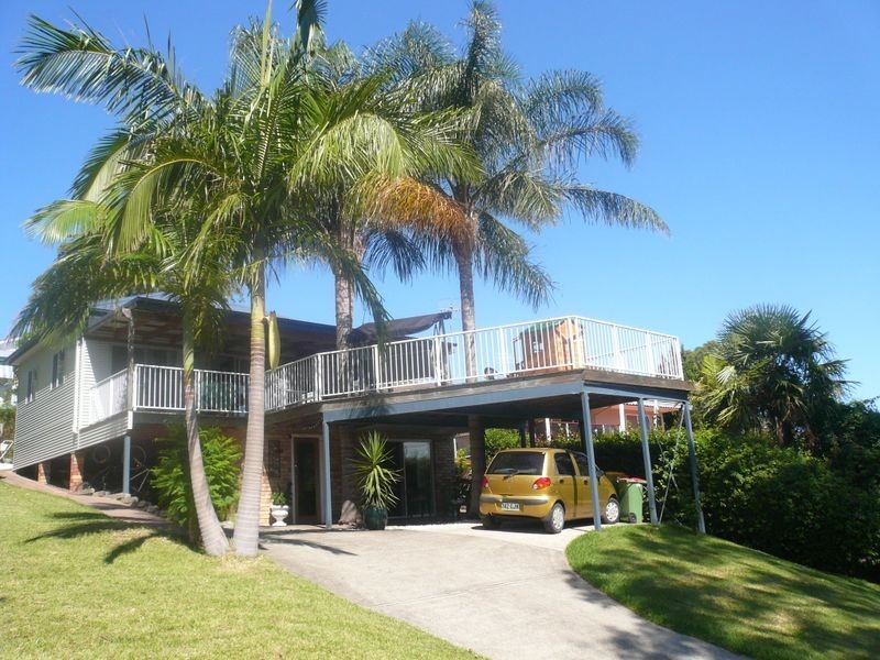 8b Noonan Point Avenue, Point Clare NSW 2250