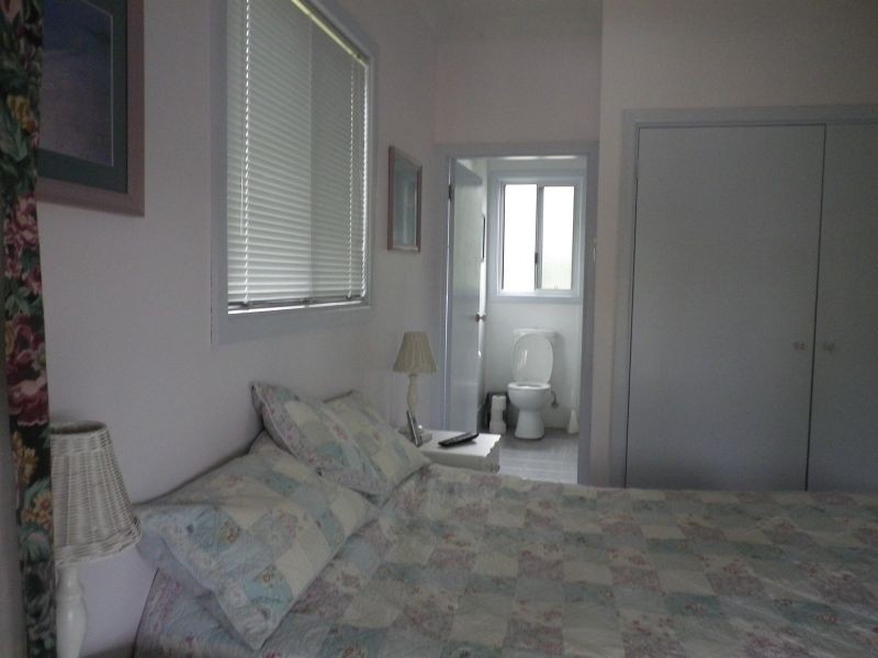 8b Noonan Point Avenue, Point Clare NSW 2250