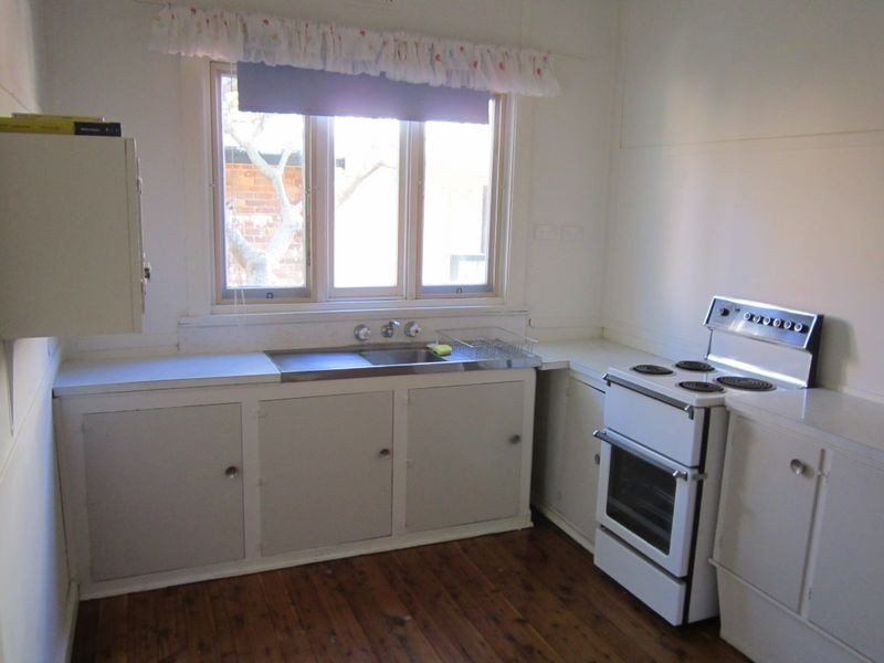 9 Broadwater Street, Point Clare NSW 2250