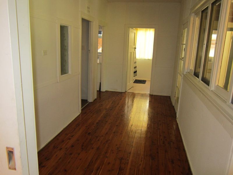 9 Broadwater Street, Point Clare NSW 2250