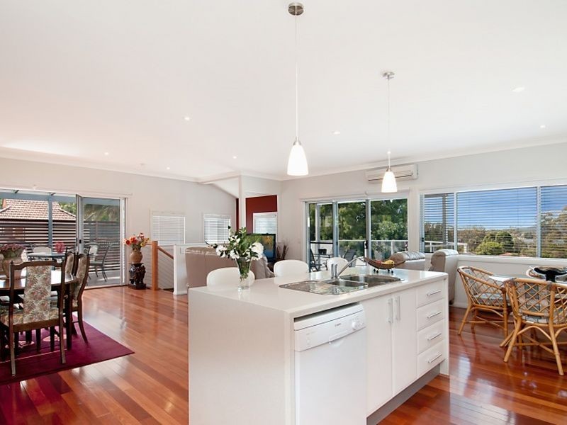 8 Nioka Avenue, Point Clare NSW 2250