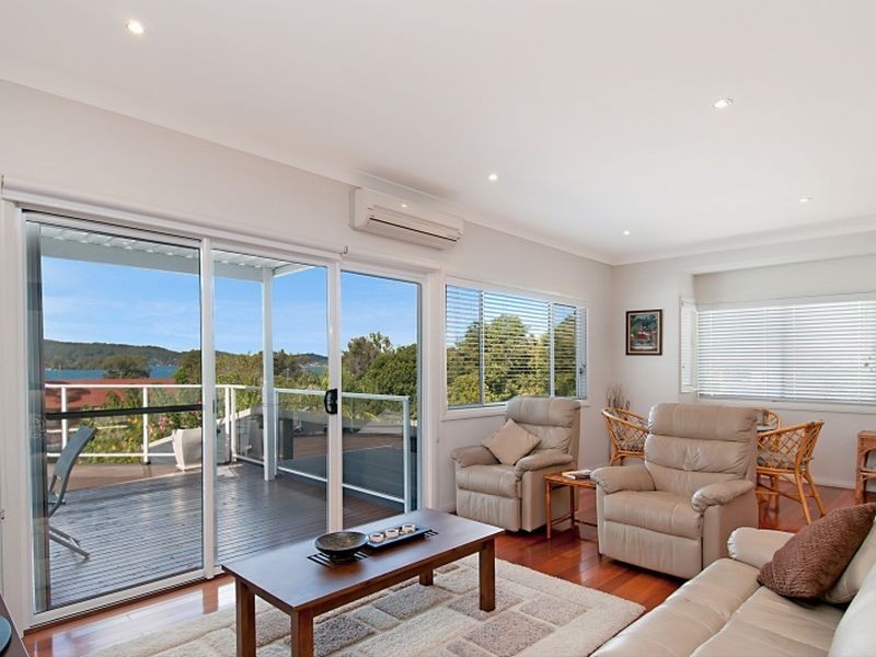 8 Nioka Avenue, Point Clare NSW 2250