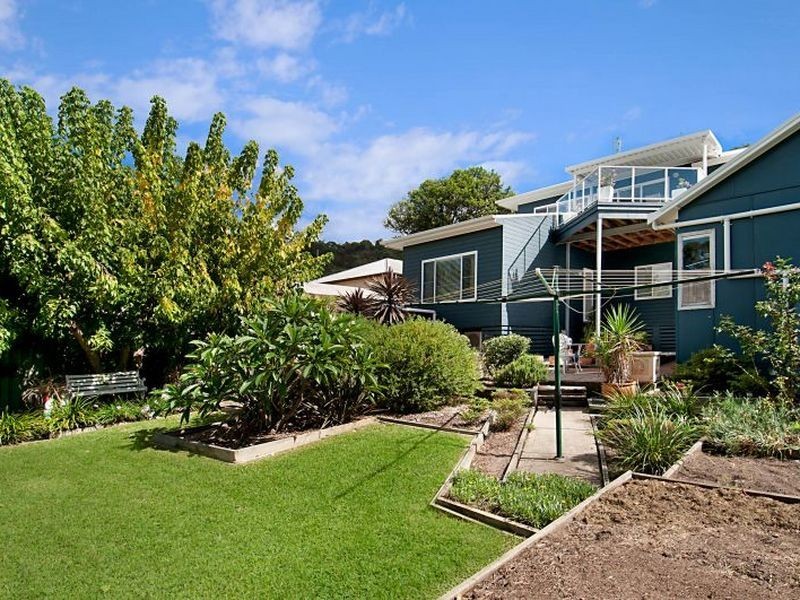 8 Nioka Avenue, Point Clare NSW 2250