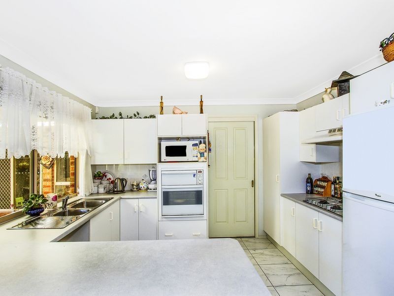 15 Manooka Road, Point Clare NSW 2250