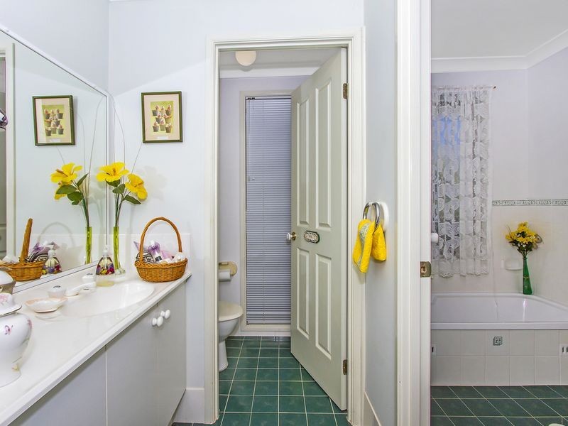 15 Manooka Road, Point Clare NSW 2250