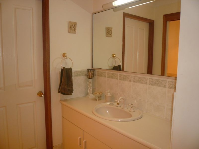 15 McKellar Close, Point Clare NSW 2250