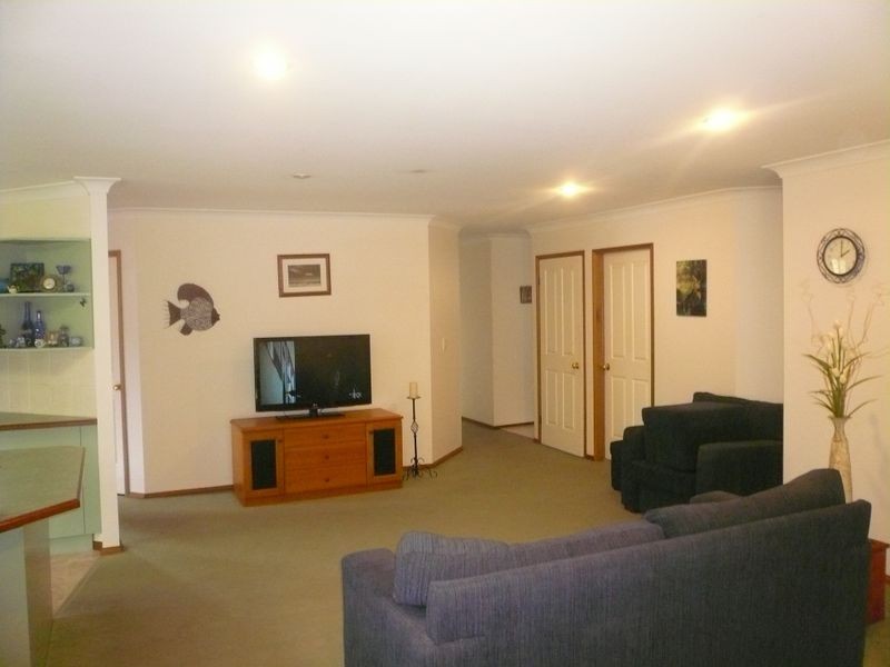 15 McKellar Close, Point Clare NSW 2250