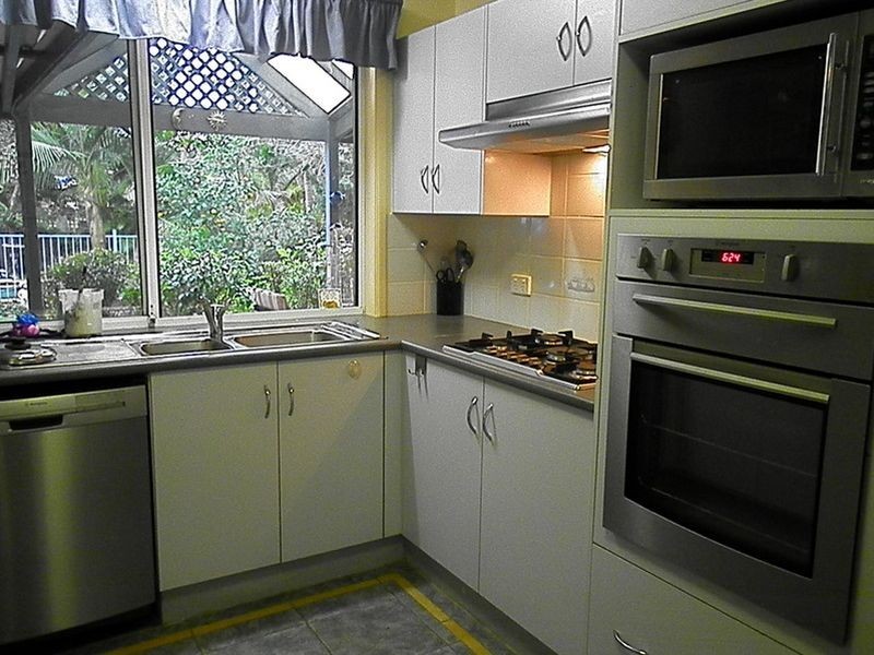 11 Manooka Road, Point Clare NSW 2250