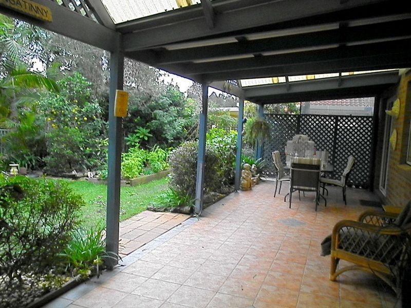 11 Manooka Road, Point Clare NSW 2250