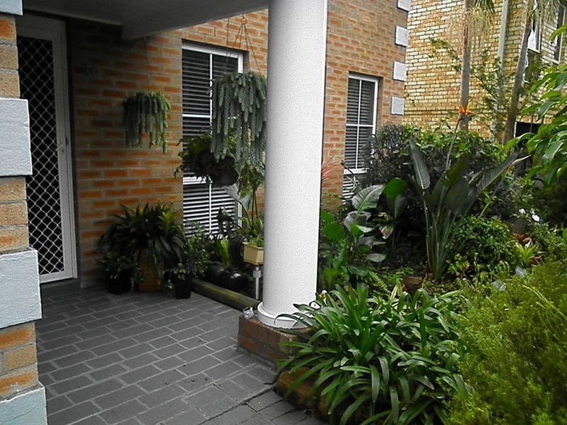 11 Manooka Road, Point Clare NSW 2250