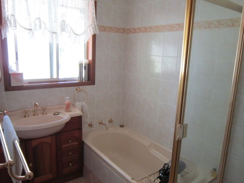 43 Tania Drive, Point Clare NSW 2250