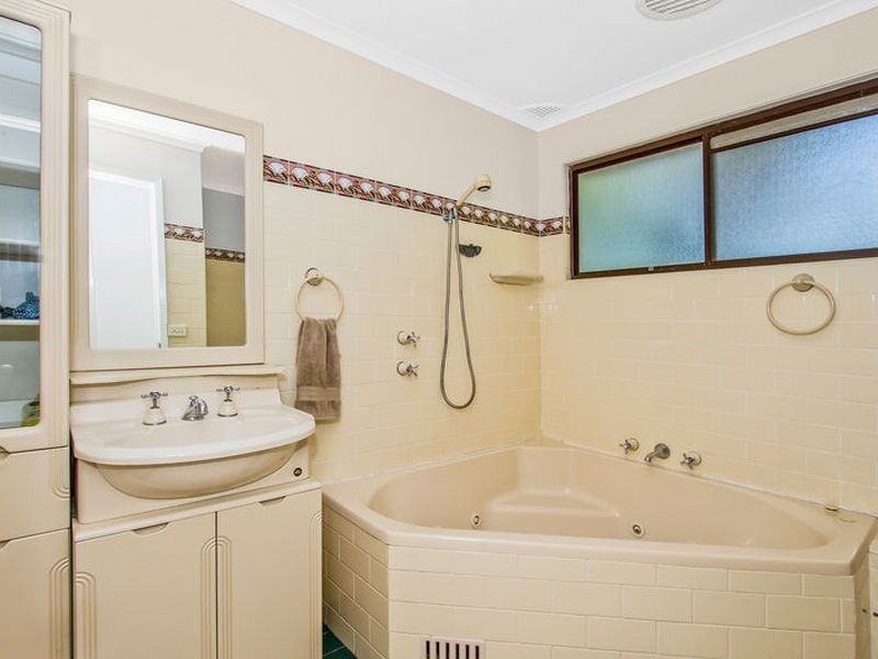 33 Penang Street, Point Clare NSW 2250