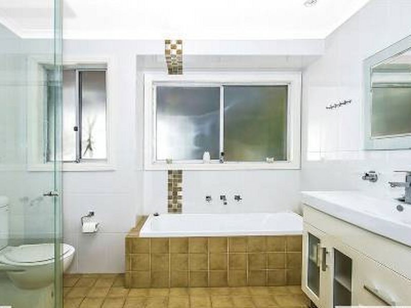 5 Camden Close, Point Clare NSW 2250