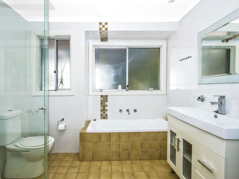 5 Camden Close, Point Clare NSW 2250