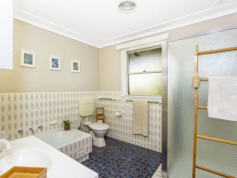 1 Lorraine Avenue, Point Clare NSW 2250