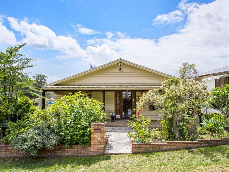 2 Hughes Street, Point Clare NSW 2250