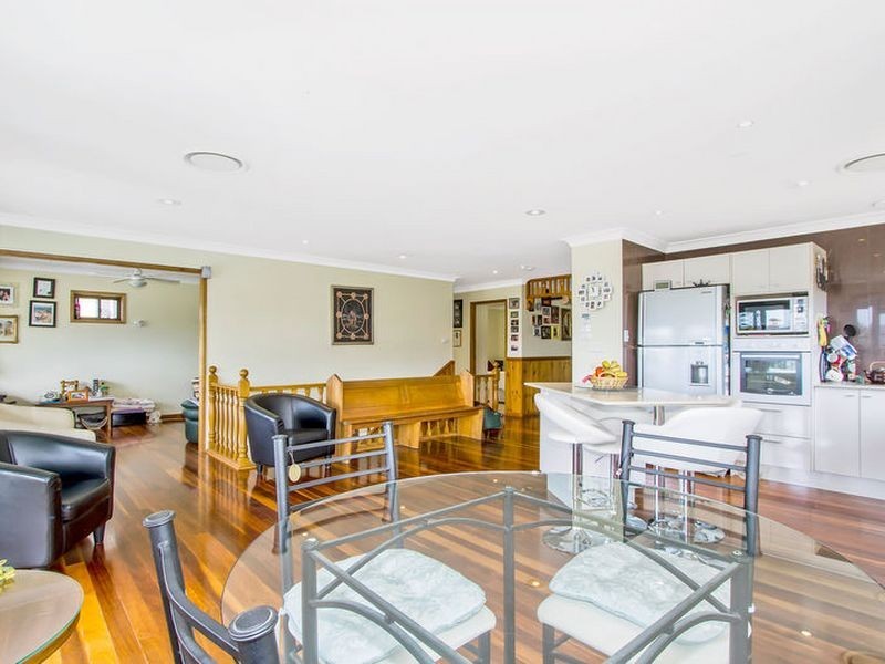 2 Hughes Street, Point Clare NSW 2250