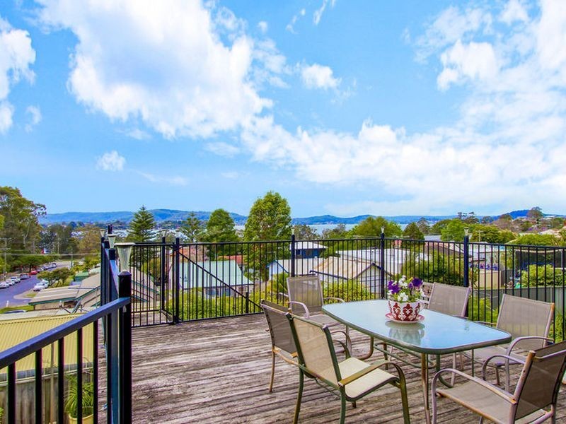 2 Hughes Street, Point Clare NSW 2250