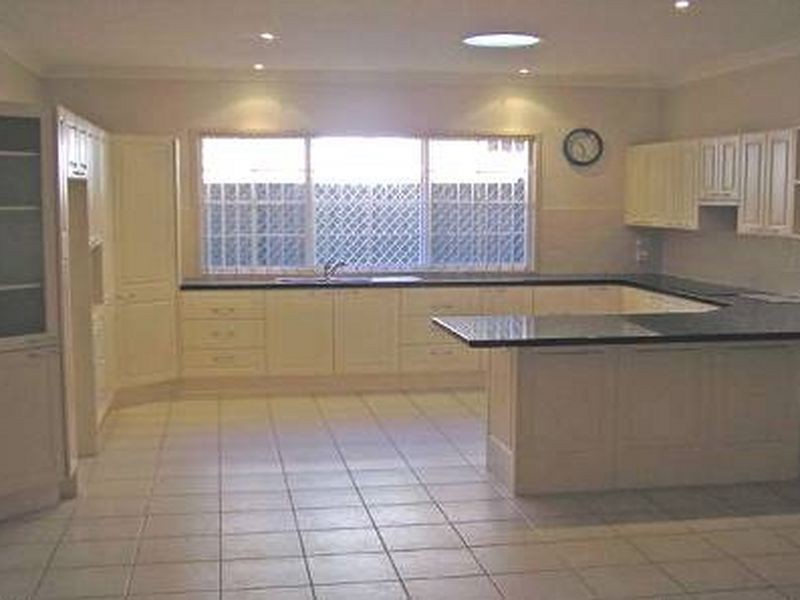 14 Robson Close, Point Clare NSW 2250