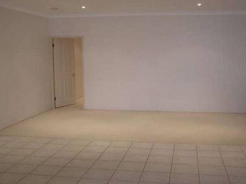 14 Robson Close, Point Clare NSW 2250