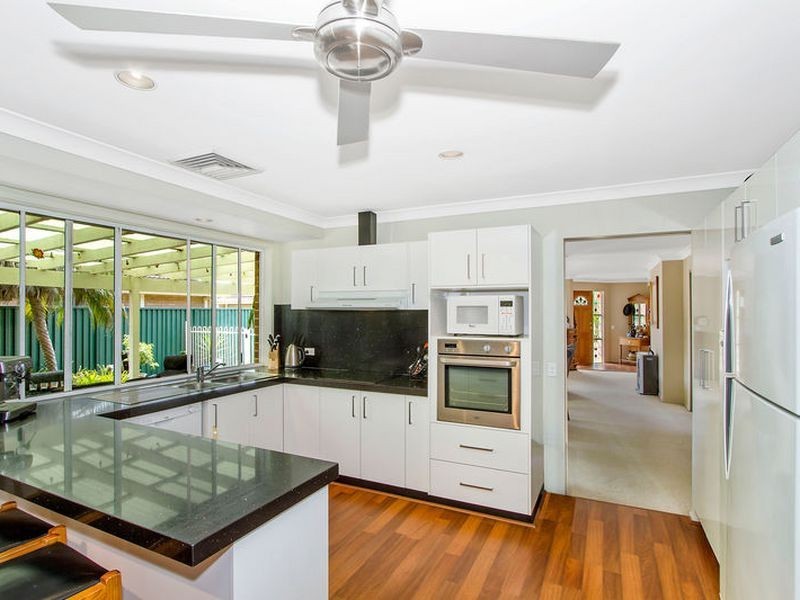 8 Robson Close, Point Clare NSW 2250