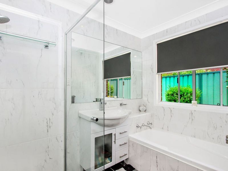 8 Robson Close, Point Clare NSW 2250