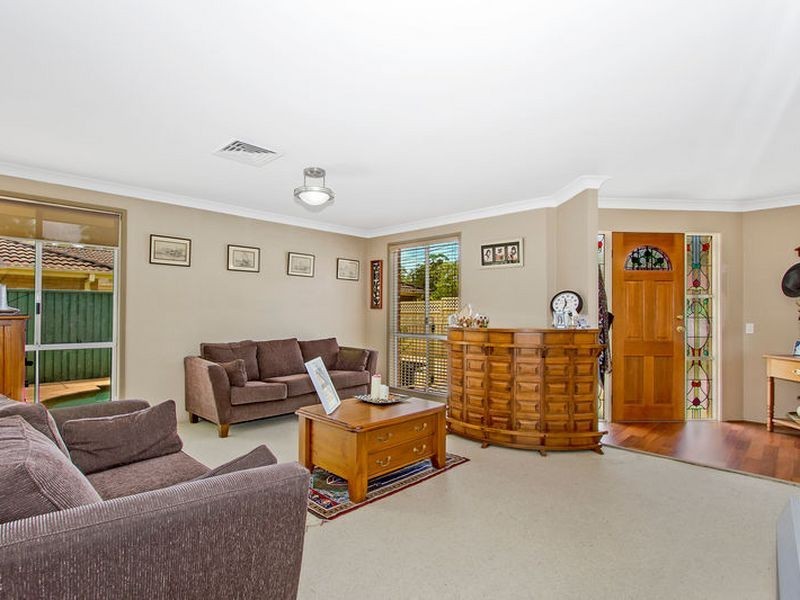 8 Robson Close, Point Clare NSW 2250