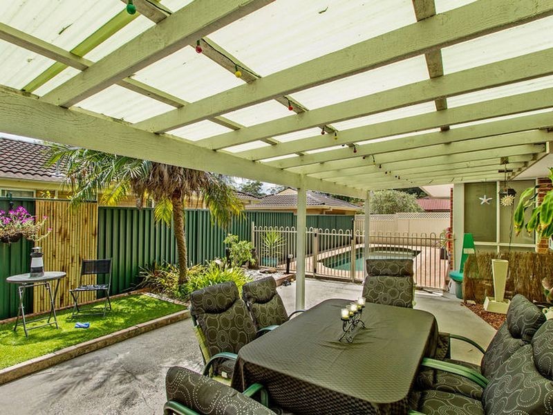 8 Robson Close, Point Clare NSW 2250