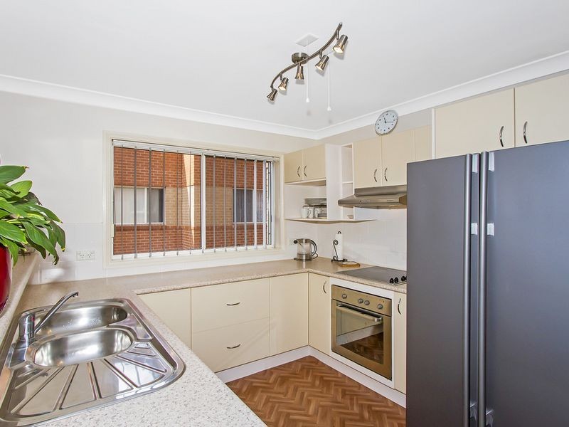 2/5-7 Broadwater Street, Point Clare NSW 2250