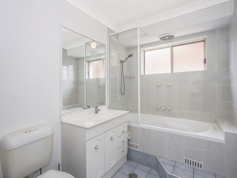 2/5-7 Broadwater Street, Point Clare NSW 2250