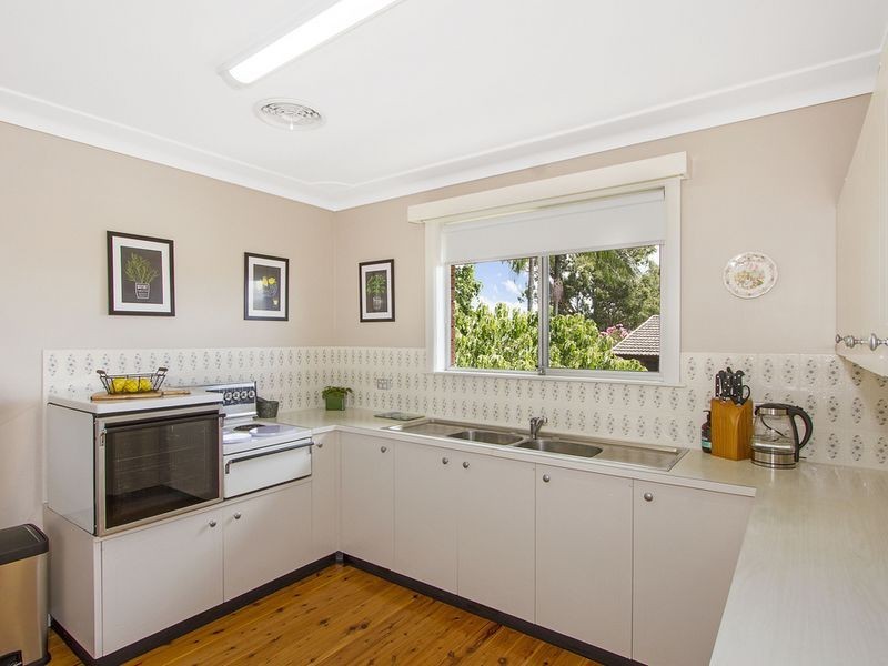 1 Lorraine Avenue, Point Clare NSW 2250