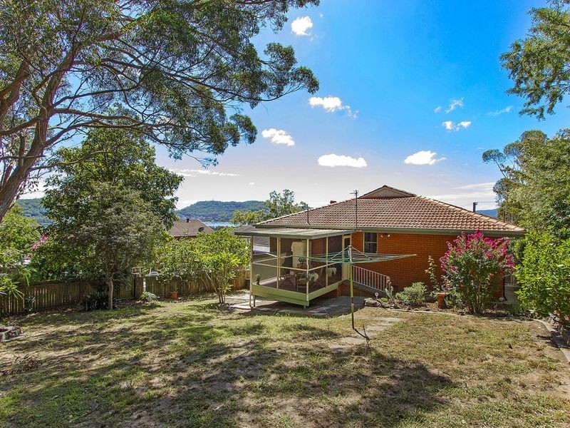 1 Lorraine Avenue, Point Clare NSW 2250
