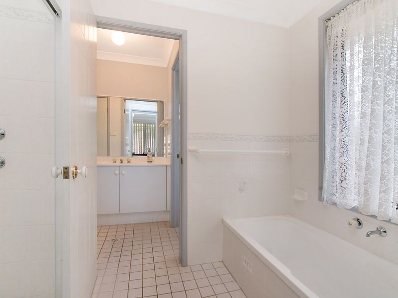 29 Manooka Road, Point Clare NSW 2250